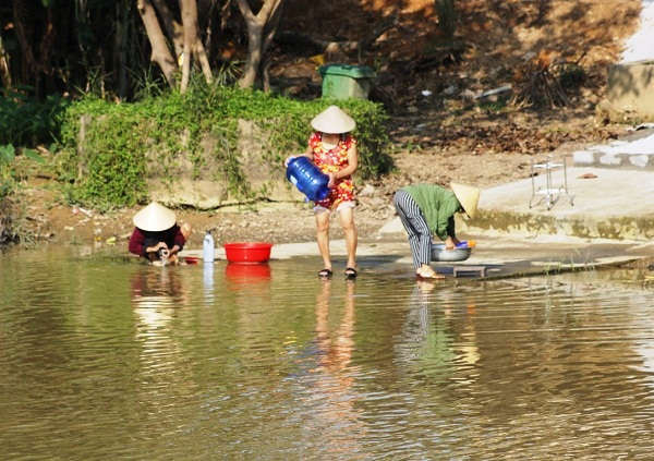 Nhiều hộ dân phải lấy nước sông Kiến Giang để sinh hoạt