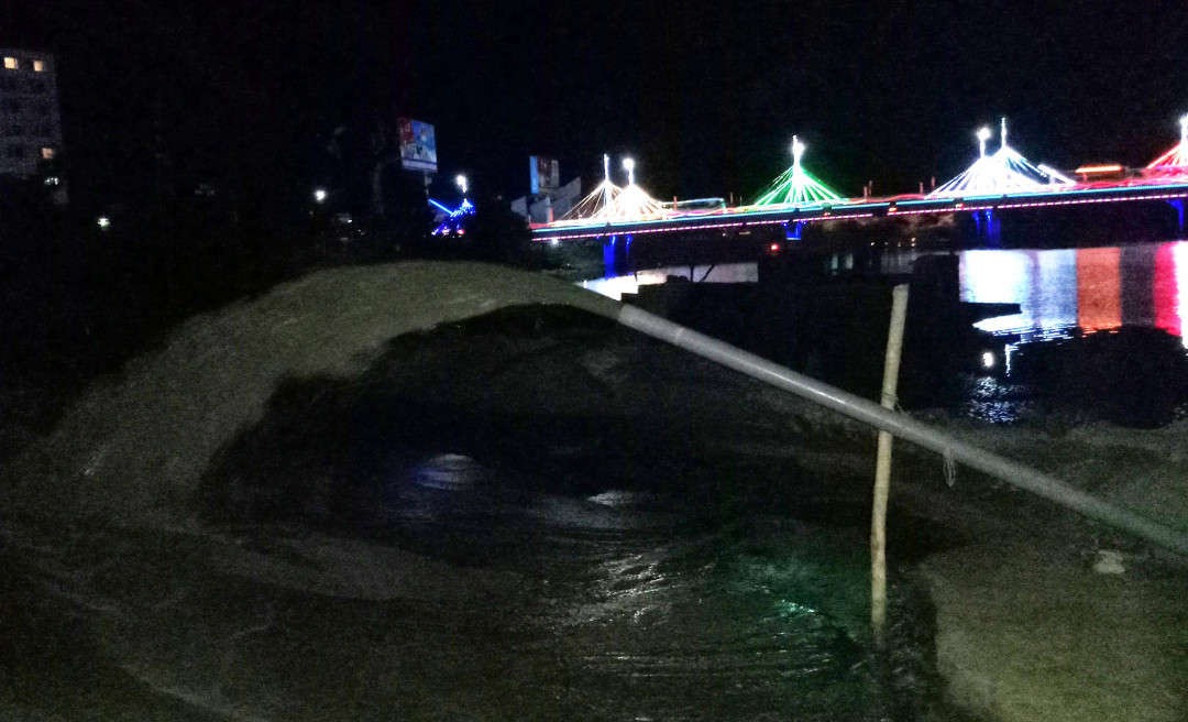 Khai thác cát trái phép ngay cạnh cầu Đông Hà. Ảnh chụp 0h30 sáng 27/8/2019