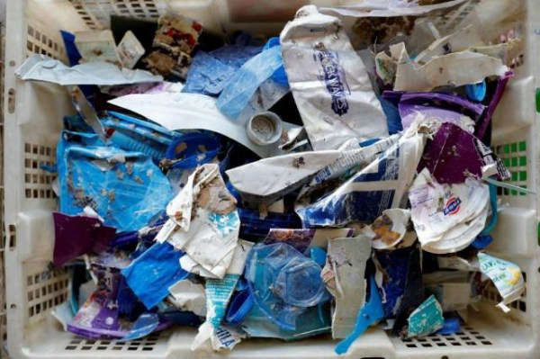Rác thải nhựa đựng trong giỏ tại một điểm thu gom rác ở Mojokerto, tỉnh Đông Java, Indonesia vào ngày 1/8/2019. Ảnh: Reuters / Willy Kurniawan