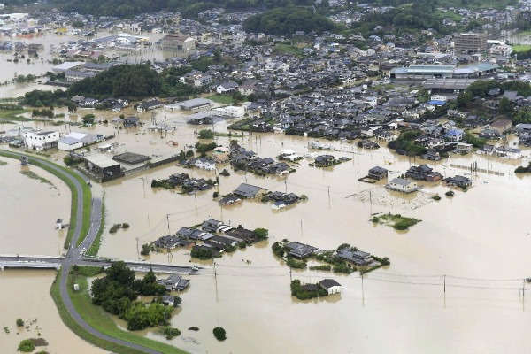 Những ngôi nhà và cơ sở vật chất bị ngập lụt tại khu vực Takeo, quận Saga, phía Nam Nhật Bản, 28/8/2019. Ảnh: Kyodo