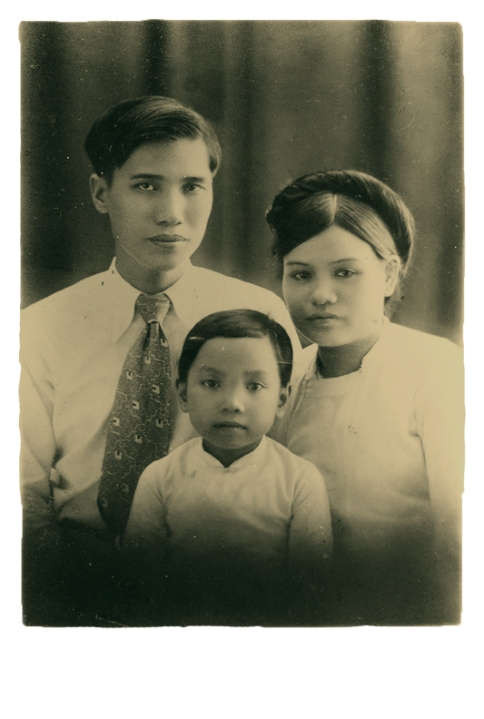 Ông Nguyễn Văn Chành cùng người vợ và con gái đầu lòng (đạo diễn Bạch Diệp hồi nhỏ)