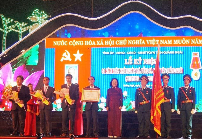 Phó Chủ tịch nước trao Huân chương Lao động hạng Nhì cho Cán bộ và Nhân dân huyện Trà Bồng