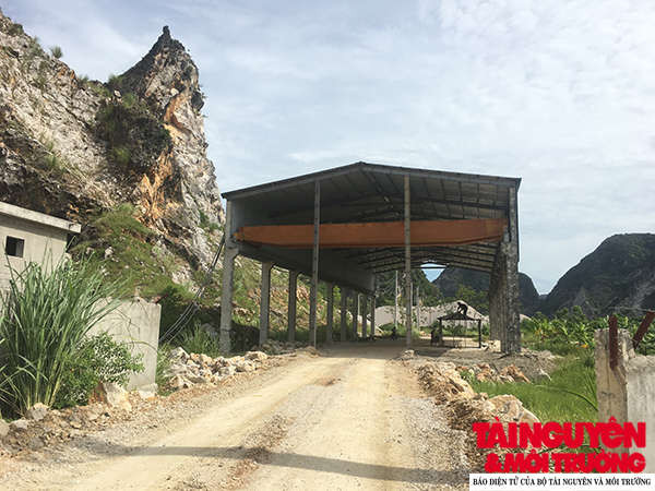 Nhà để xe trái phép của Doanh nghiệp Hồng Ngọc nằm chềnh ênh ngay giữa lối đi vào mỏ.