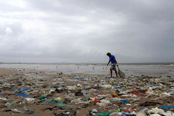 Một tình nguyện viên thu gom rác khi dọn dẹp bãi biển ở Mumbai, Ấn Độ vào ngày 14/8/2016. Ảnh: Reuters / Danish Siddiqui