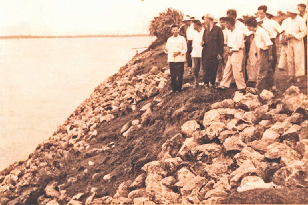Bác Hồ thăm kè bảo vệ sông Đà ở Cổ Đô, huyện Ba Vì (8 7 1958)