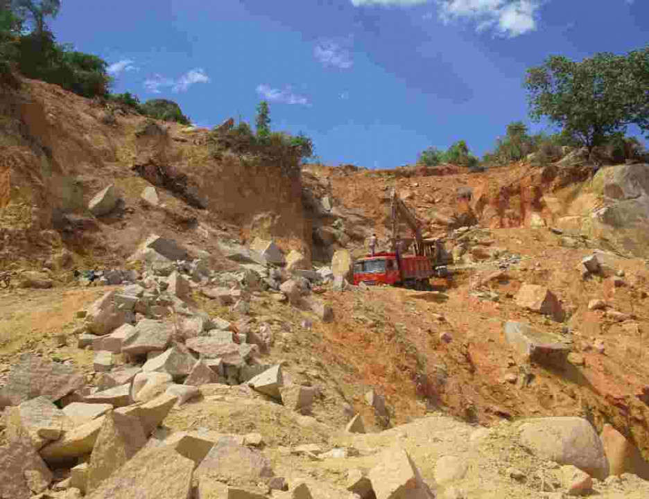 Khai thác đất tại núi Cây Trâm, Gò Vông tan hoang 