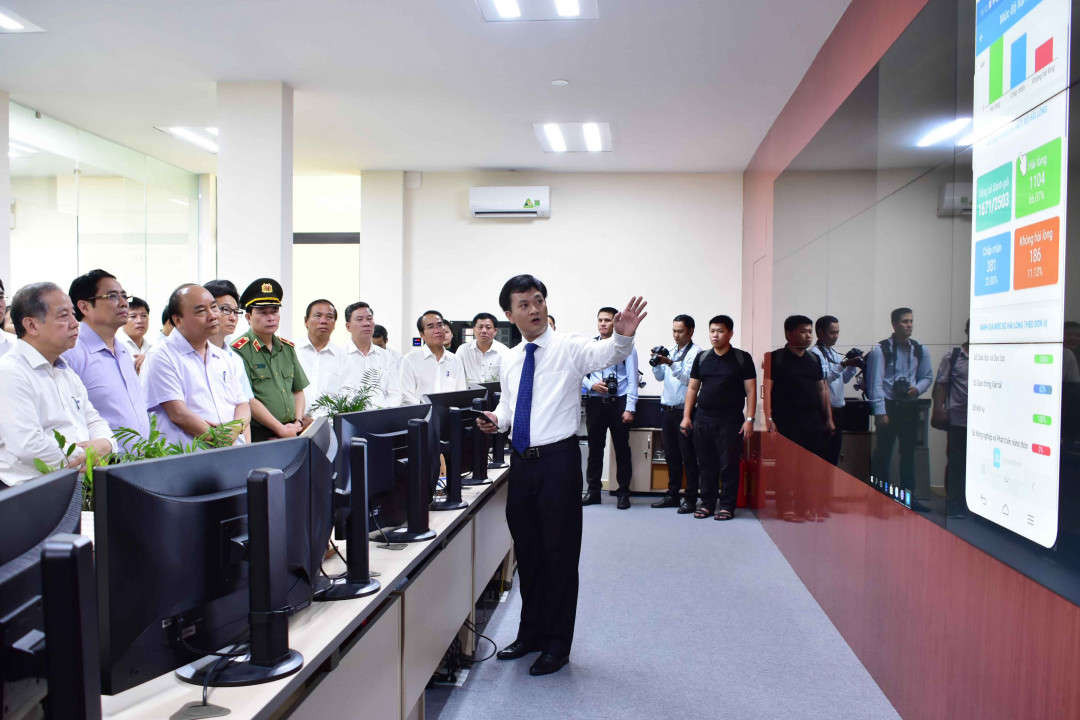 Thủ tướng thăm Trung tâm Giám sát Điều hành Đô thị thông minh tỉnh Thừa Thiên Huế