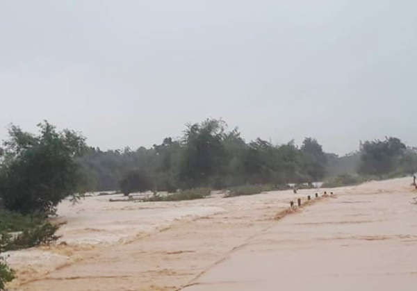 Mưa lớn dồn dập khiến cho nhiều xã miền núi tại Hà Tĩnh bị ngập cục bộ, giao thông chia cắt