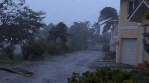 Gió mạnh thổi vào Đại lộ Oceanhill ở Freeport khi cơn bão Dorian đi qua đảo Grand Bahama ở Bahamas vào ngày 2/9/2019