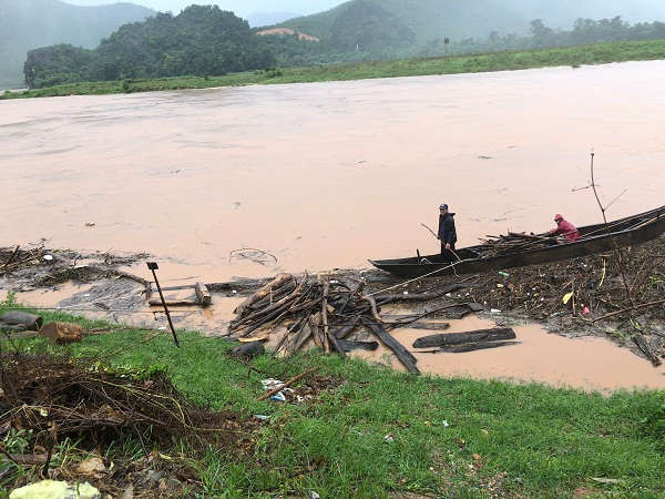 Nước lũ trên sông Gianh vẫn đang dâng cao, uy hiếp nhiều nhà dân