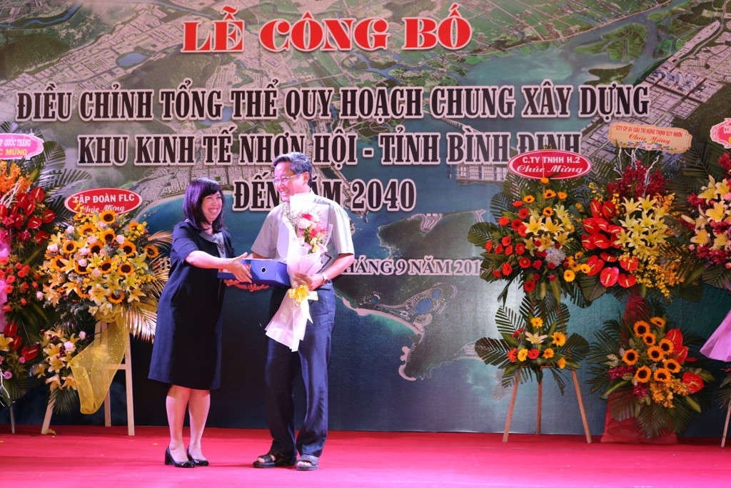 Bà Trần Thị Hằng - Vụ trưởng Vụ Quy hoạch Kiến trúc (Bộ Xây dựng) trao Quyết định điều chỉnh tổng thể quy hoạch chung xây dựng Khu Kinh tế Nhơn Hội, tỉnh Bình Định đến năm 2040 cho lãnh đạo Ban QL Khu Kinh tế Bình Định