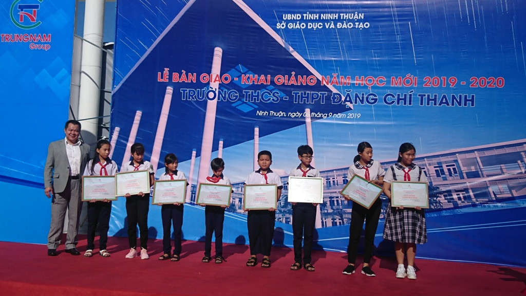 Ông Nguyễn Tâm Tiến - Tổng Giám đốc Trungnam Group trao tặng 20 suất học bổng, tổng giá trị 80 triệu đồng cho các em học sinh có hoàn cảnh khó khăn trên địa bàn xã Cà Ná