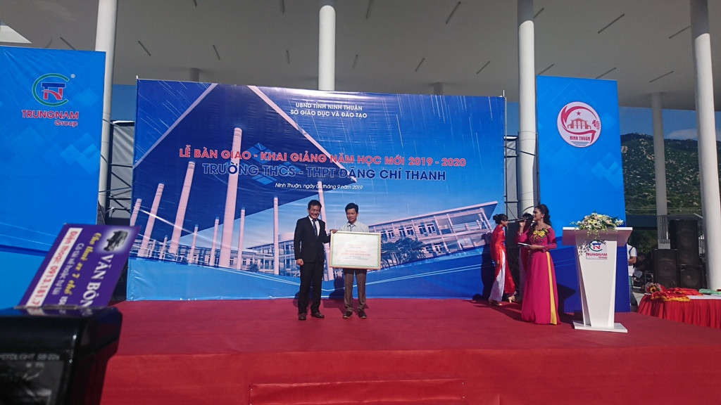 Ông Nguyễn Ngọc Thảo - Tổng giám đốc Trungnam Wind Power trao tặng 40 bộ máy tính, tổng giá trị 360 triệu đồng cho nhà trường
