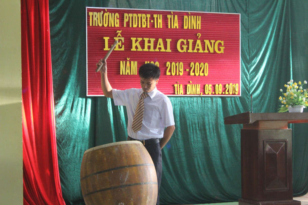 Thầy giáo Ngô Văn Vinh, Hiệu trưởng trường PTDTBT Tiểu học Tìa Dình đánh trống khai giảng năm học mới.
