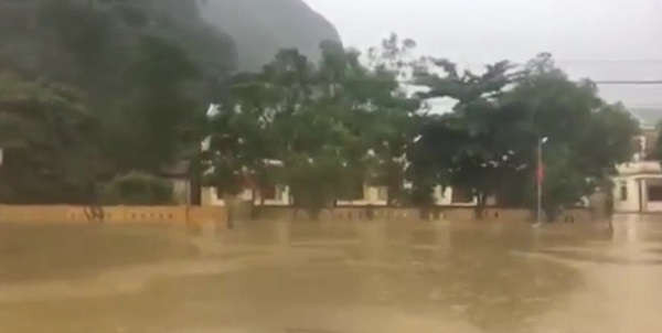 Rốn lũ Tân Hóa, huyện Minh Hóa, Quảng Bình- Hàng trăm ngôi nhà ngập trong biển nước