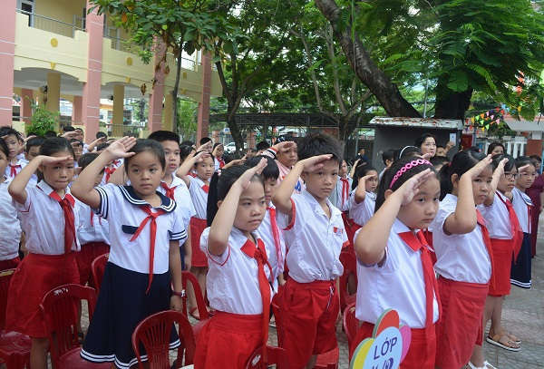 Các em học sinh trường Tiểu học Ngô Mây, quận Sơn Trà, TP Đà Nẵng rộn ràng trong ngày khai giảng. 