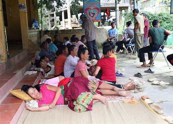 Sau khi ăn cỗ mừng nhà mới, hơn 100 người dân đã phải đến truyền dịch giải độc tại trạm y tế xã vì có biểu hiện đau bụng, buồn nôn, đi ngoài.