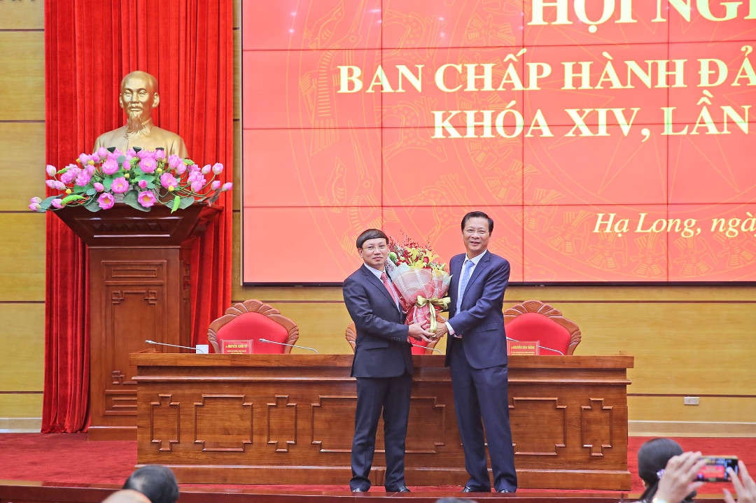 Ông Nguyễn Xuân Ký (bên trái) được bầu làm Bí thư Tỉnh ủy Quảng Ninh