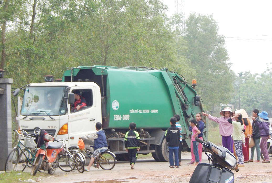 Người dân thôn Nam Phước “bao vây” xe chở rác từ nhà máy chôn lấp chất thải rắn Lộc Thủy