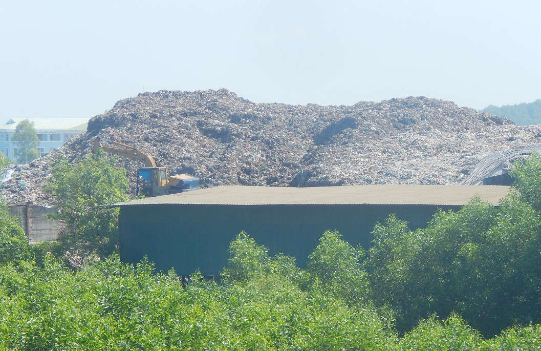 “Núi rác” tồn đọng tại Nhà máy xử lý rác Thủy Phương gây ô nhiễm