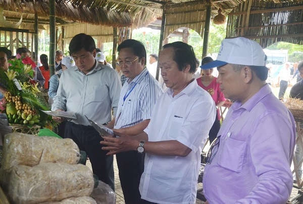 Thứ trưởng Bộ TN&MT Võ Tuấn Nhân tham quan các gian hàng sản phẩm nông nghiệp của huyện Tiên Phước