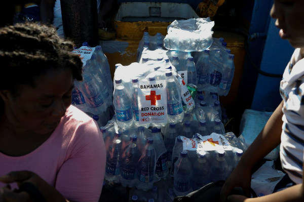 Những chai nước có logo của Hội Chữ thập đỏ được tập kết trên một chiếc phà tại Cảng Marsh ở Bahamas trong một chiến dịch sơ tán sau khi bão Dorian tấn công quần đảo Abaco ở Cảng này vào ngày 6/9/2019. Ảnh: Reuters / Marco Bello