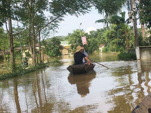 Mặt dù nước đã rút nhưng nhiều khu dân cư ở Hà Tĩnh vẫn đang bị ngập sâu trên 1m, để tiếp cận bên ngoài phải di chuyển bằng thuyền
