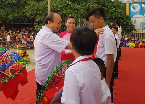 Thủ tướng Chính phủ Nguyễn Xuân Phúc tặng quà trung thu cho các em hoàn cảnh khó khăn ở huyện Đại Lộc