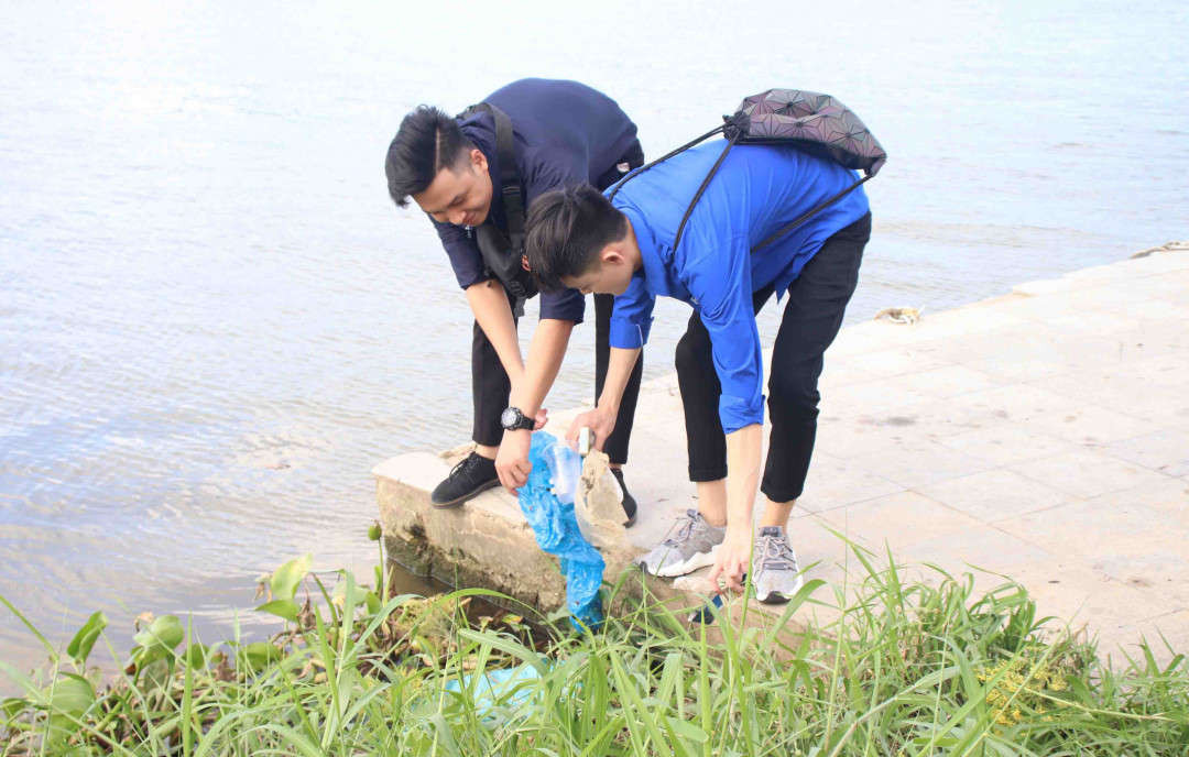 Trong chiều Chủ nhật (9/9), nhóm sinh viên đã tiến hành dọn rác thải tại công viên Dã Viên, cạnh dòng sông Hương