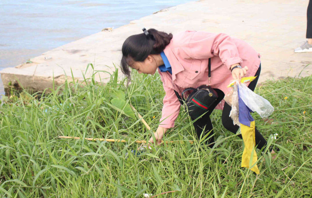 Sau hơn 3 giờ đồng hồ lao động hăng say, khu vực công viên, ven bờ sông Hương trở nên sạch sẽ, rác thải được thu gom lại đúng nơi quy định