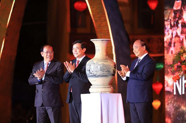 Thủ tướng Chính phủ Nguyễn Xuân Phúc tặng quà lưu niệm cho tỉnh Quảng Nam