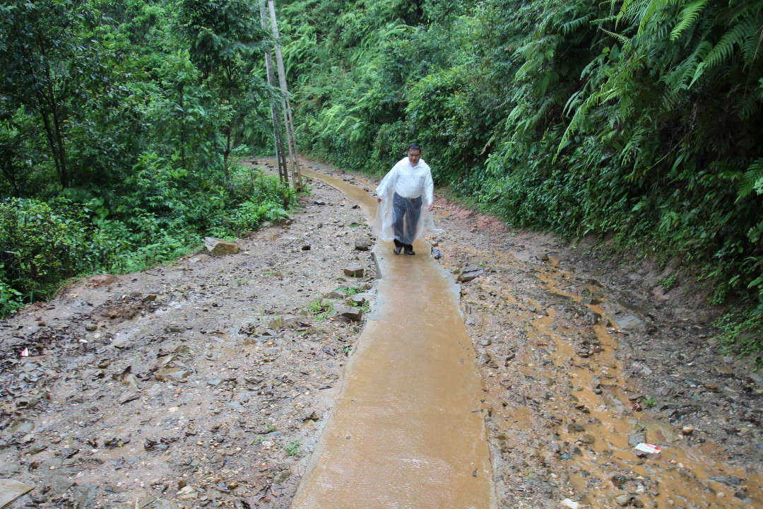 Con đường bê tông nhỏ rộng chừng 0,8 mét, dài gần 10 cây số từ UBND xã Lao Chải dẫn về bản Dào Xa.