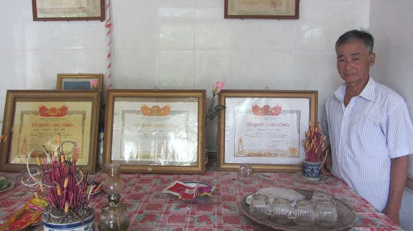 Ông Nguyễn Duy Chương bên bàn thờ 3 liệt sỹ và Bà mẹ VNAH Nguyễn Thị Cọi