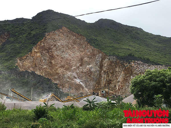 Khai thác không đúng với thiết kế mỏ, gây ô nhiễm môi trường tại mỏ đá của Doanh nghiệp tư nhân Hồng Ngọc.