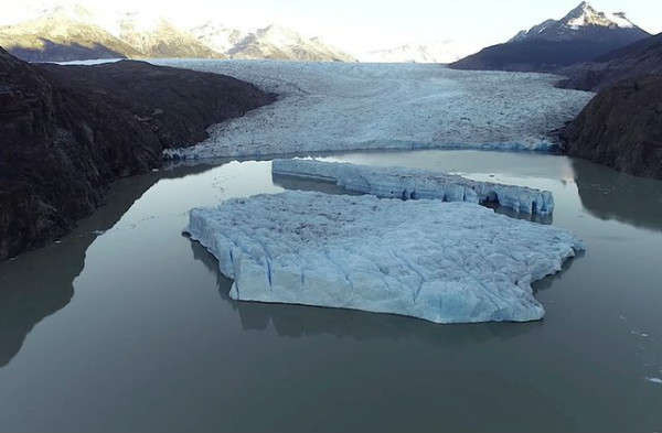 Hai tảng băng mới được nhìn thấy sau khi tách khỏi sông băng Grey ở Patagonia, Chile vào ngày 9/3/2019. Ảnh: Ricardo Jana