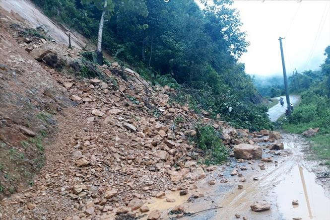 Tại km 9+100 trên tuyến đường tỉnh 133 nối huyện Tân Uyên và huyện Sìn Hồ xuất hiện lũ ống đất, đá tràn xuống mặt đường, gây ách tắc giao thông.