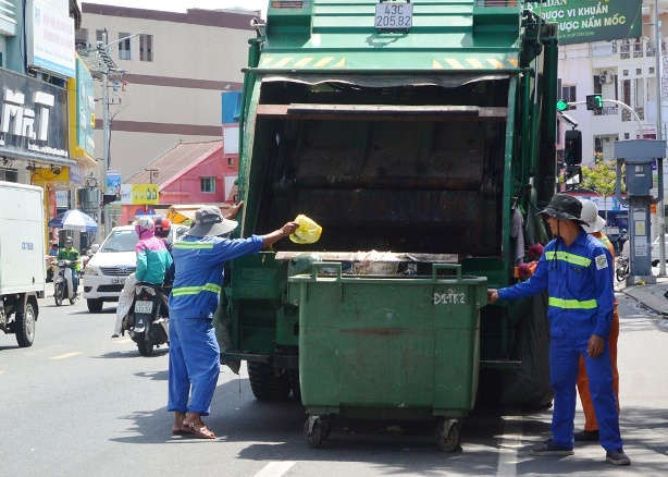 Sự gia tăng rác thải sinh hoạt trong thành phố đang gây áp lực lên các công nhân ngành môi trường
