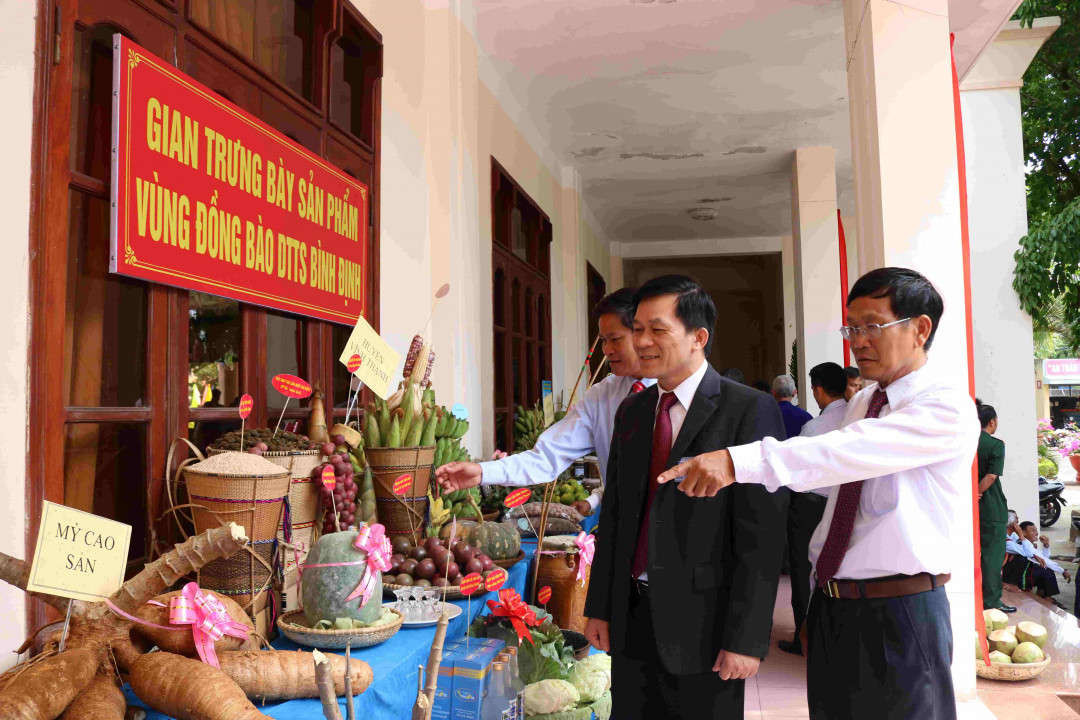 Ông Nông Quốc Tuấn - Thứ trưởng, Phó Chủ nhiệm UBDT tham quan gian trưng bày sản phẩm vùng đồng bào DTTS Bình Định tại Đại hội