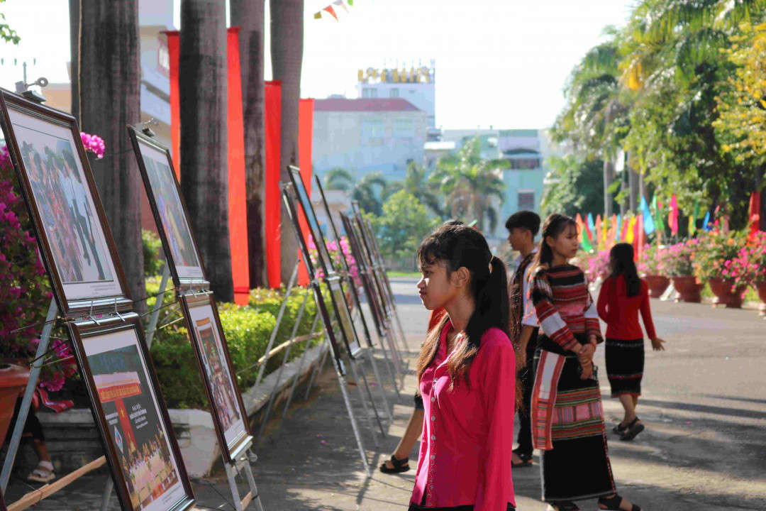 Các em nhỏ đồng bào DTTS tham quan khu trưng bày ảnh nghệ thuật về đề tài dân tộc miền núi tại Đại hội 