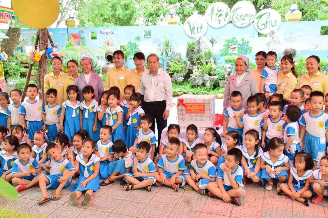 Nhân Tết Trung thu 2019, ông Phan Ngọc Thọ- Chủ tịch UBND tỉnh Thừa Thiên Huế đã đến thăm, tặng quà cho thiếu nhi tại một số trường mầm non thuộc các sơ sở tôn giáo trên địa bàn TP. Huế và thị xã Hương Thủy