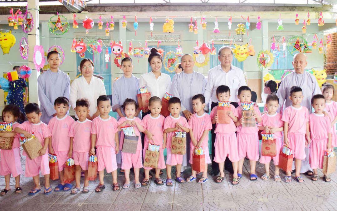 Trong ngày 12/9, ông Phan Ngọc Thọ cũng đến thăm, tặng quà cho các trẻ em tại Trung tâm Bảo trợ trẻ em khuyết tật chùa Long Thọ (TP. Huế)