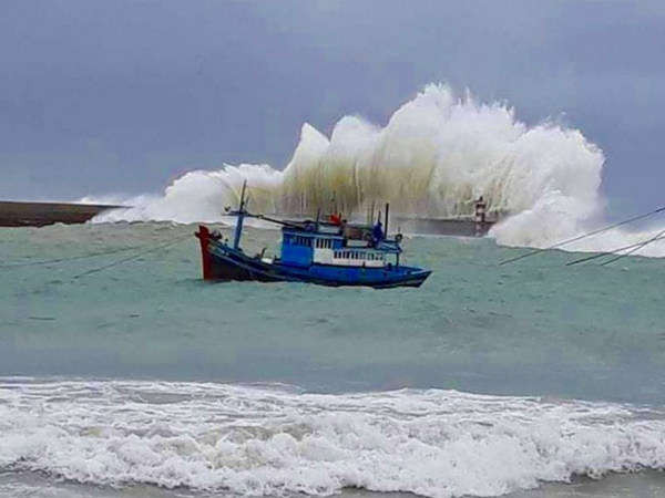 Cảnh báo sóng lớn dâng cao 3m ở vùng biển phía Nam