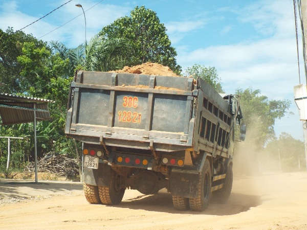 Phương tiện vận chuyển đất trái phép đến phục vụ công trình đường giao thông ở xã Sơn Lĩnh, huyện Hương Sơn