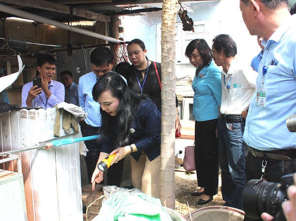 1/ Bộ trưởng Nguyễn Thị Kim Tiến kiểm tra công tác phòng chống bệnh SXH tại phường An Hải Đông, quận Sơn Trà, TP Đà Nẵng.
