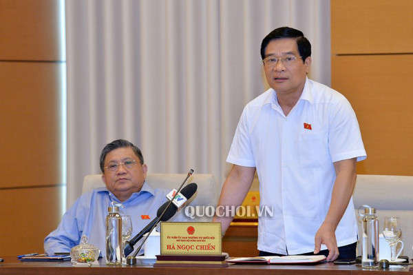Chủ tịch Hội đồng Dân tộc Hà Ngọc Chiến trình bày báo cáo thẩm tra