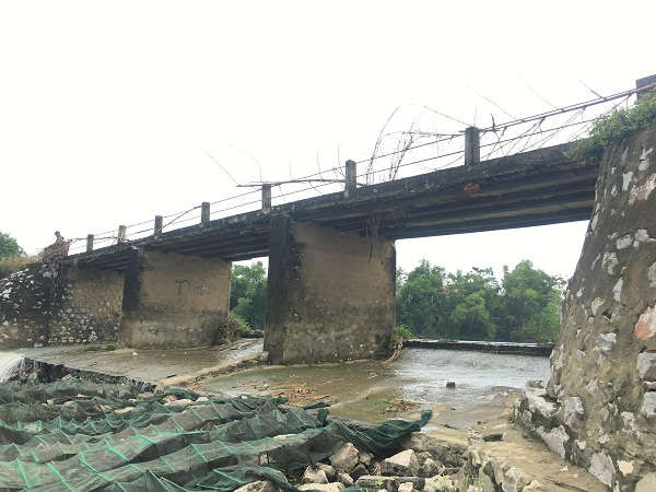 Cầu Phú Điền bắc qua sông Cầu Chày nối hai thôn Phú Điền và Cự Khánh có chiều dài khoảng 20m, được xây dựng năm 1990 từ những vật liệu tận dụng lại. Đầu năm 2018, cầu lộ rõ sự xuống cấp nghiêm trọng, một phần bị sụt lún.