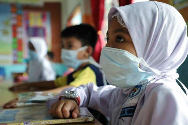 Học sinh đeo khẩu trang tại một trường học do khói bụi ở Kuala Lumpur, Malaysia vào ngày 13/9/2019. Ảnh: Reuters / Lim Huey Teng