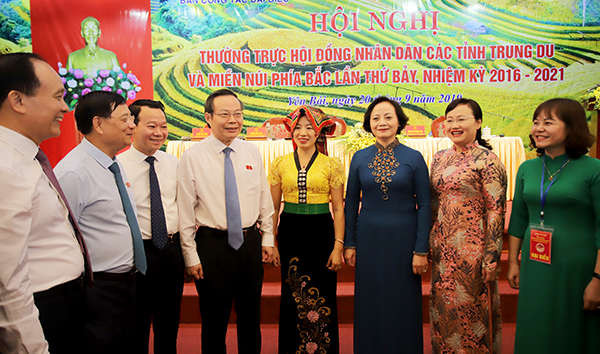 Chủ tịch Quốc hội Phùng Quốc Hiển và Bí thư Tỉnh ủy, Chủ tịch HĐND tỉnh Yên Bái trao đổi với các đại biểu dự Hội nghị