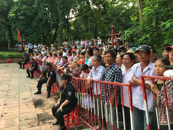 Hàng nghìn du khách thập phương đổ về Khu di tích Lam Kinh tham dự.