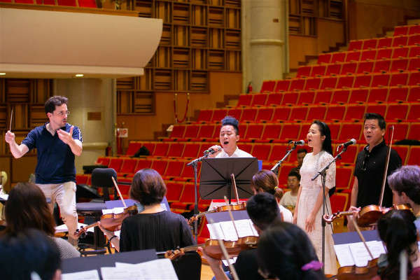 Phạm Thùy Dung tập luyện cùng Dàn nhạc Giao hưởng Mặt trời 
